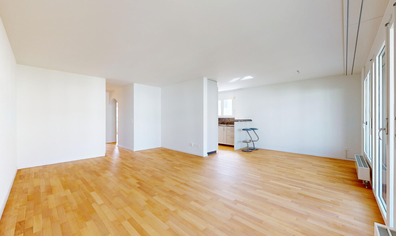 leerer raum mit wood finish floor, holzfußboden, inside property, drywall, und gipskartonwand