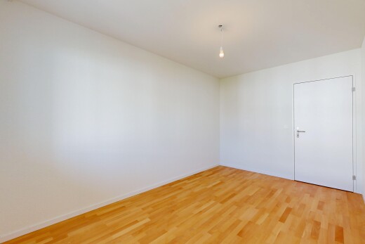 leerer raum mit holzfußboden, wood finish floor, inside property, gipskartonwand, und drywall