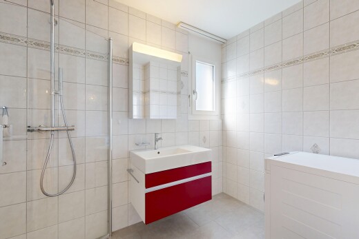 bad mit schminktisch, fliesenwand, tile wall, spiegel, und dusche