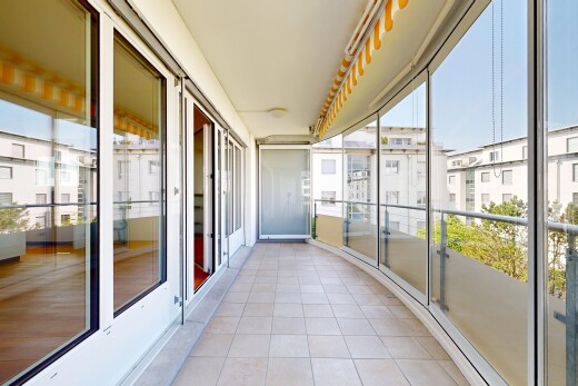 balkon mit day time, wintergarten, und apartment complex view