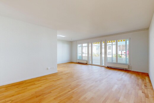 pièce vide avec inside property, sol en finition bois, wood finish floor, cloison sèche, et drywall