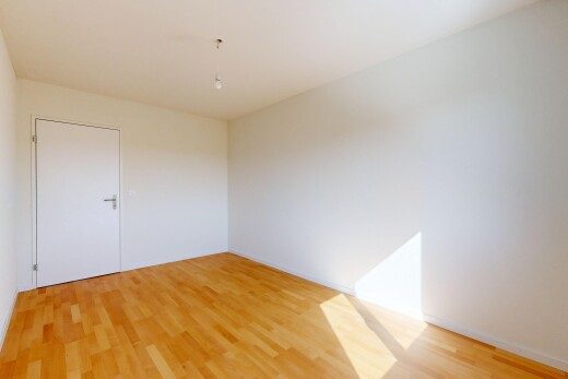 pièce vide avec light floor, sol en finition bois, wood finish floor, inside property, et cloison sèche