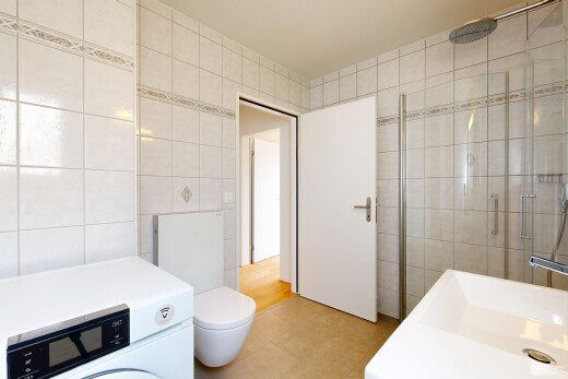 salle de bains avec mur en carrelage, tile wall, douche, salle de bain complète, et inside property