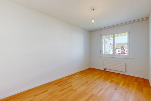 pièce vide avec inside property, wood finish floor, sol en finition bois, radiateur, et drywall