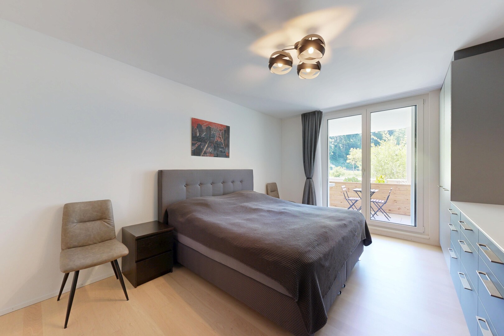 zimmer / schlafzimmer mit inside property, gipskartonwand, drywall, natürliches licht, und natural light