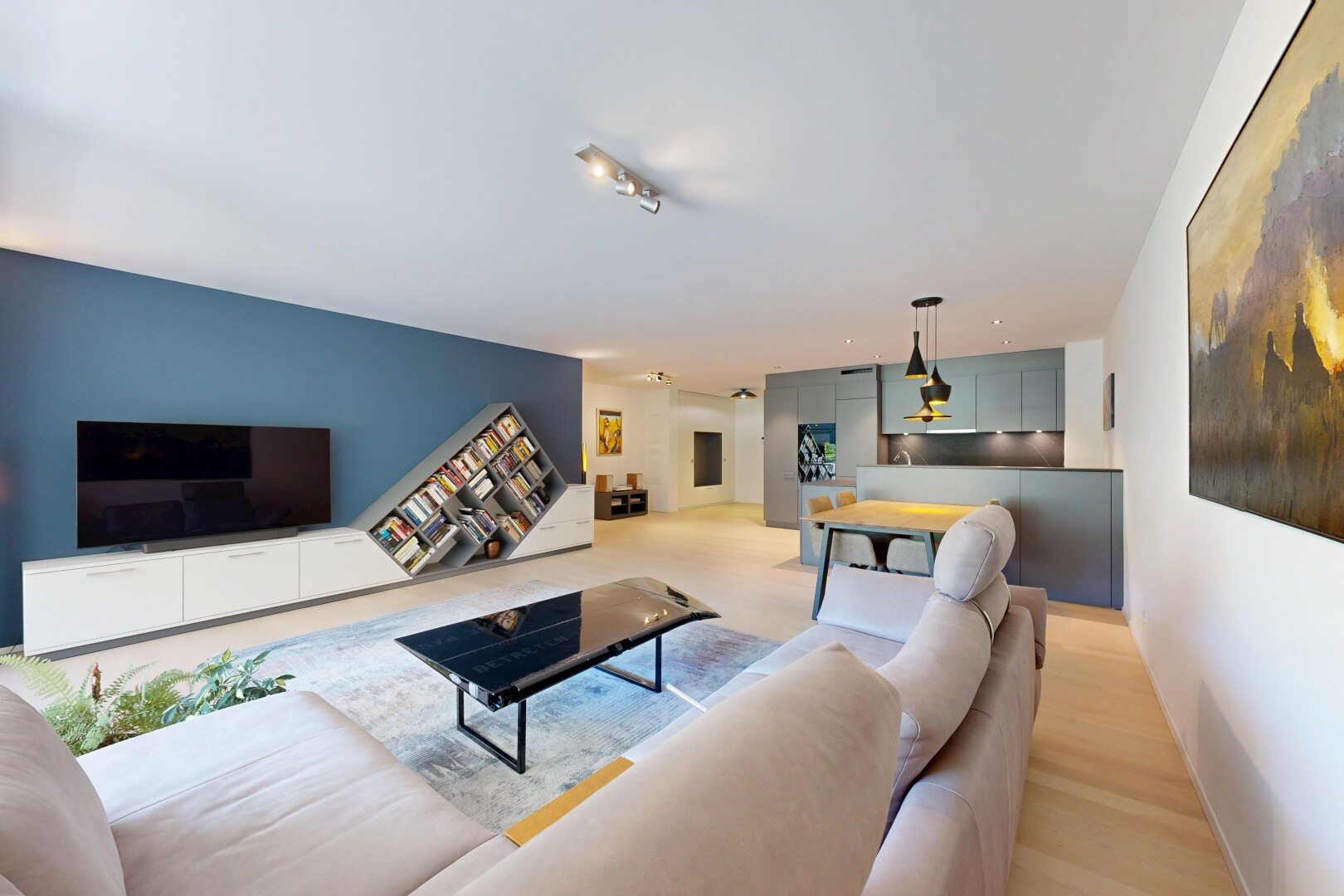 wohnzimmer mit gipskartonwand, drywall, fernseher, inside property, und full kitchen