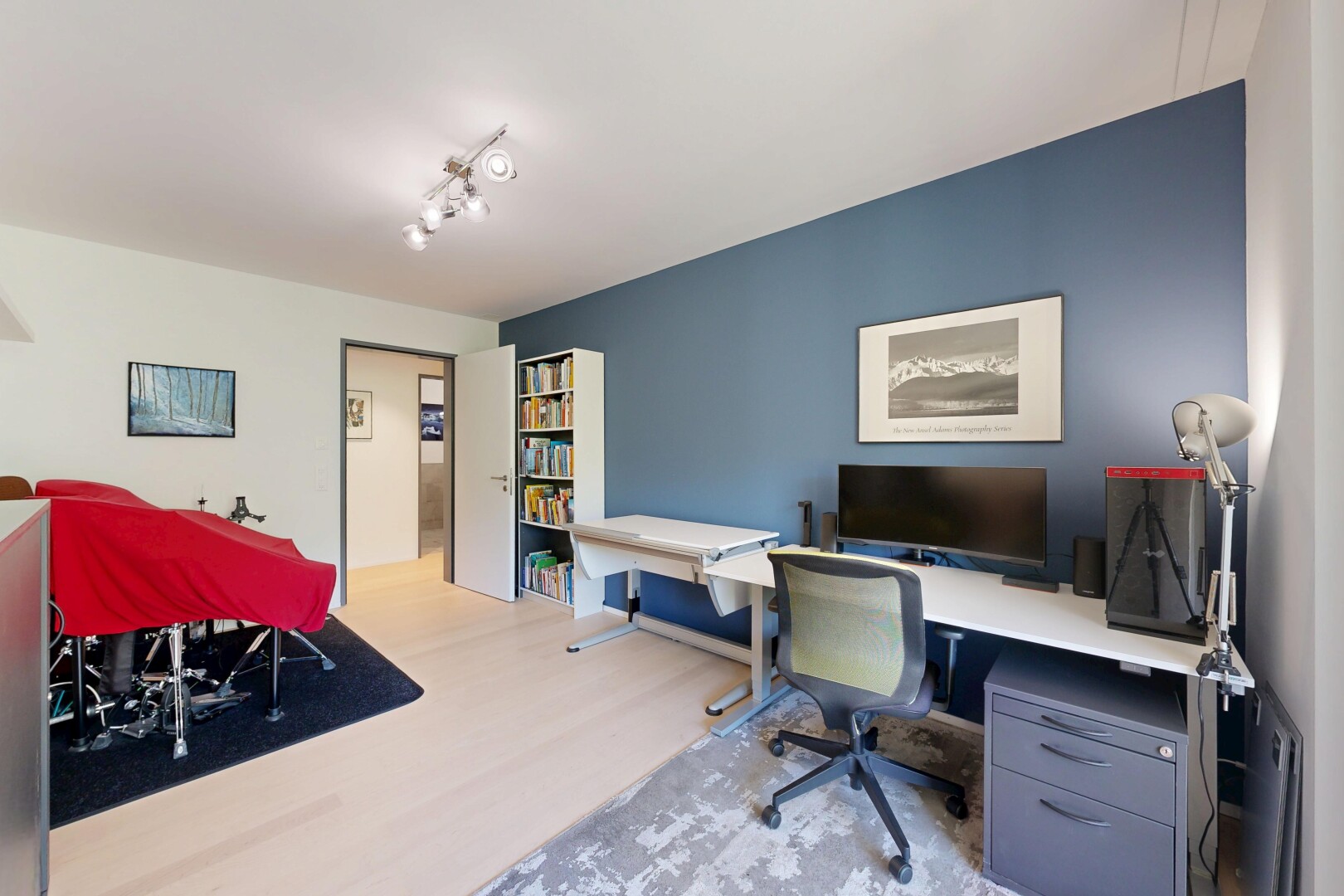 büro mit inside property, holzfußboden, wood finish floor, bürobereich, und gipskartonwand