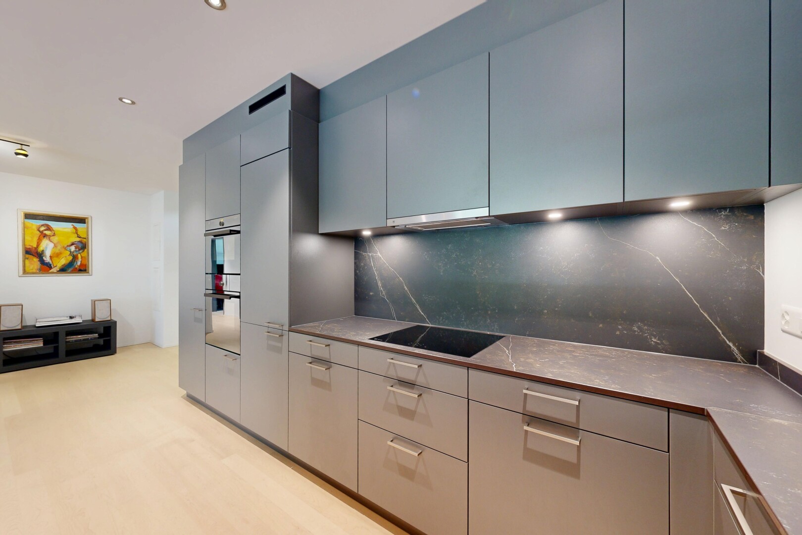 küche mit light floor, schränke mit flachen paneelen, flat panel cabinets, inside property, und küchenrückwand beim herd