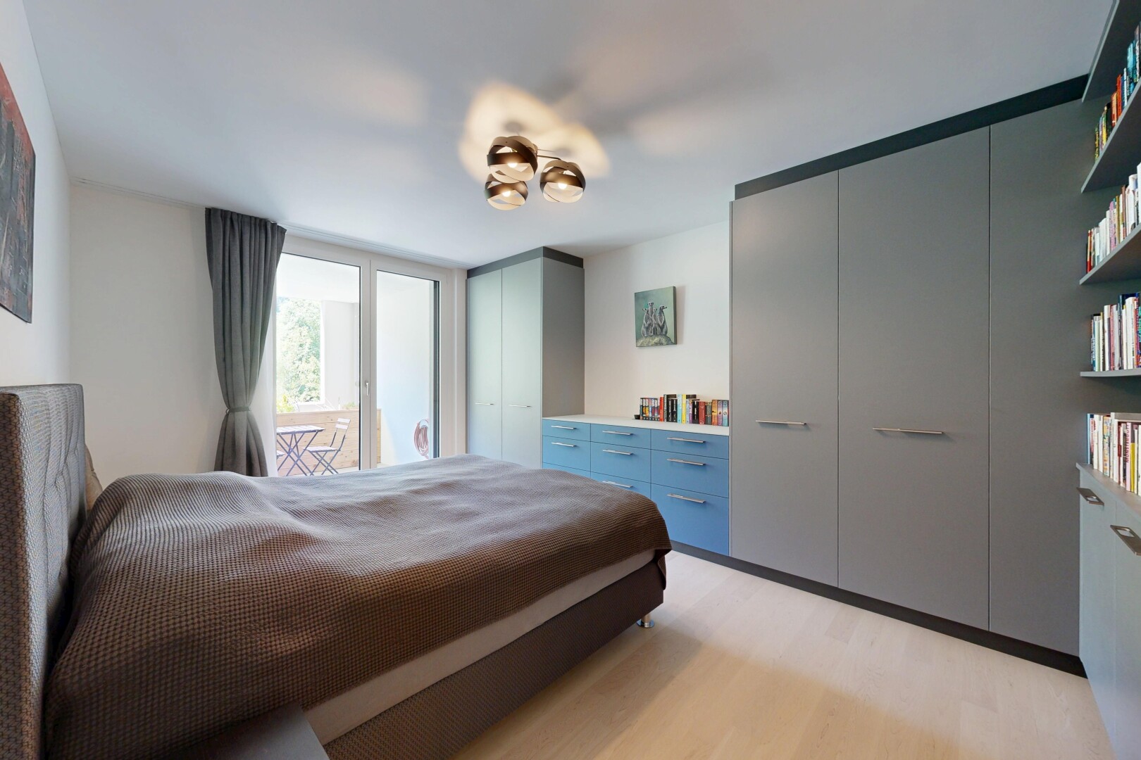 zimmer / schlafzimmer mit inside property, holzfußboden, wood finish floor, doppelschrank, und light floor