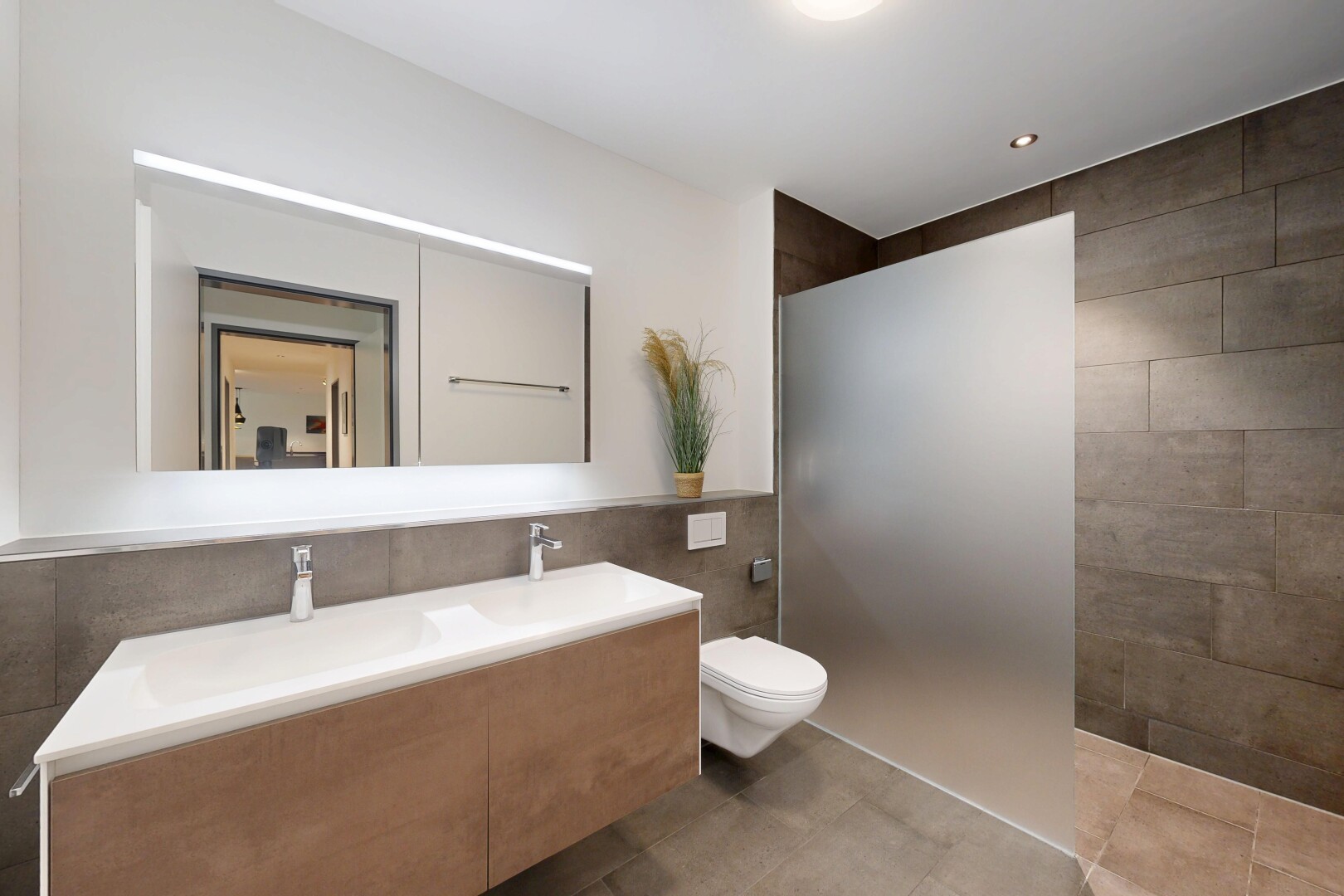 bad mit fliesenwand, tile wall, komplettes badezimmer, dusche, und inside property
