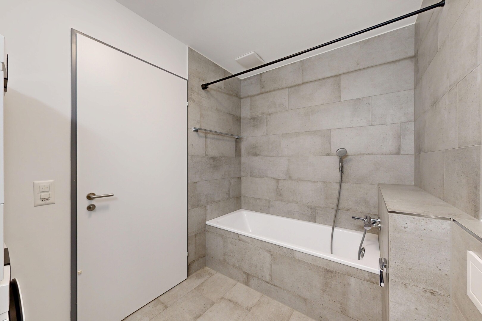 bad mit kombiniertes bad / dusche, komplettes badezimmer, inside property, light floor, und fliesenboden