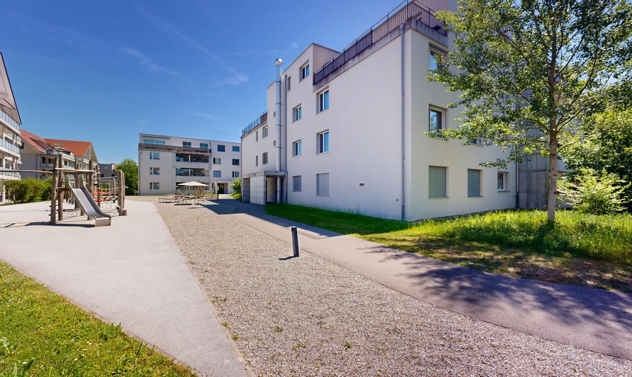 außenansicht mit day time, apartment complex view, blick auf wohnanlage, und from community