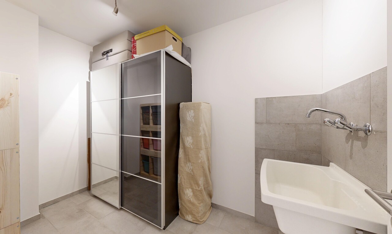 bad mit waschbecken, inside property, drywall, gipskartonwand, und light floor