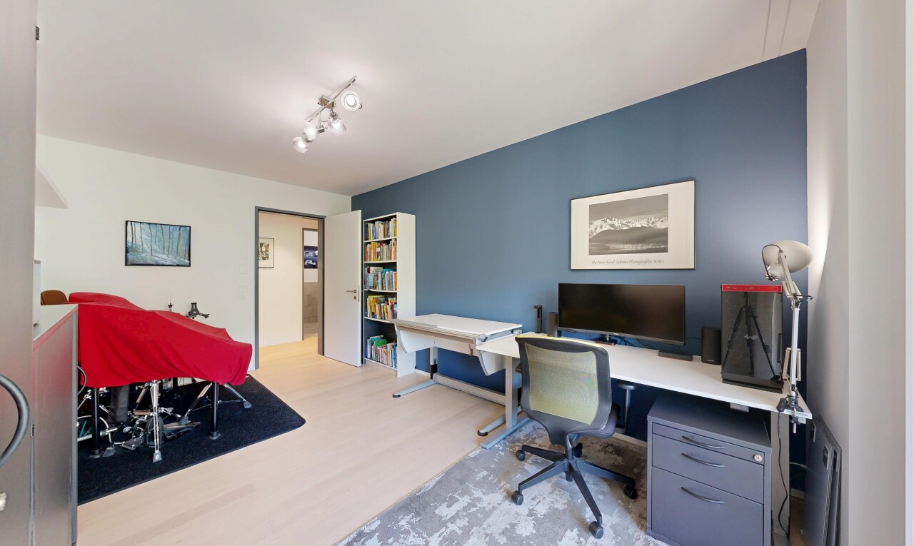 büro mit inside property, holzfußboden, wood finish floor, bürobereich, und gipskartonwand