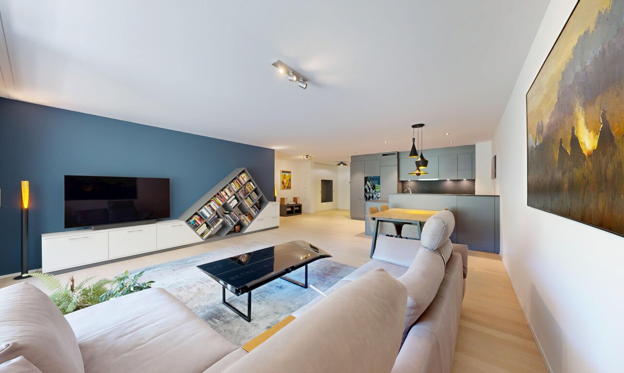 wohnzimmer mit gipskartonwand, drywall, fernseher, inside property, und full kitchen