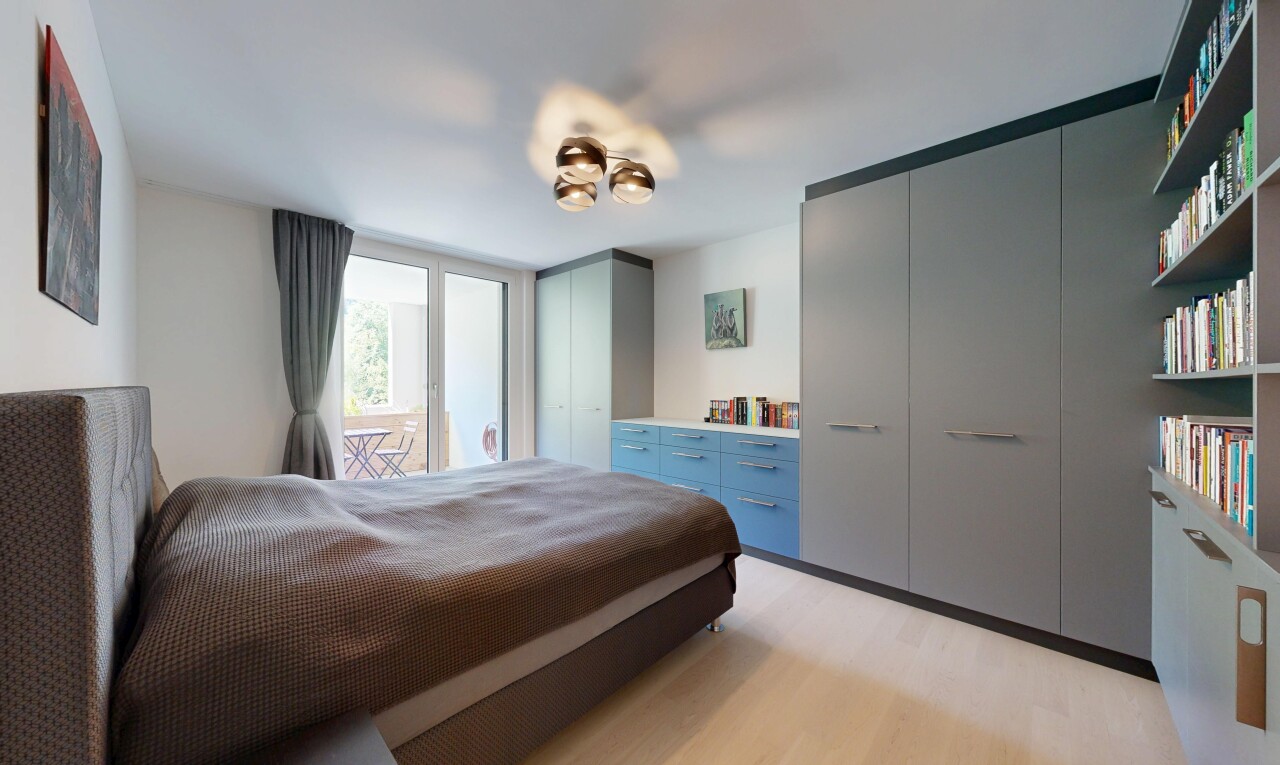 zimmer / schlafzimmer mit inside property, holzfußboden, wood finish floor, doppelschrank, und light floor