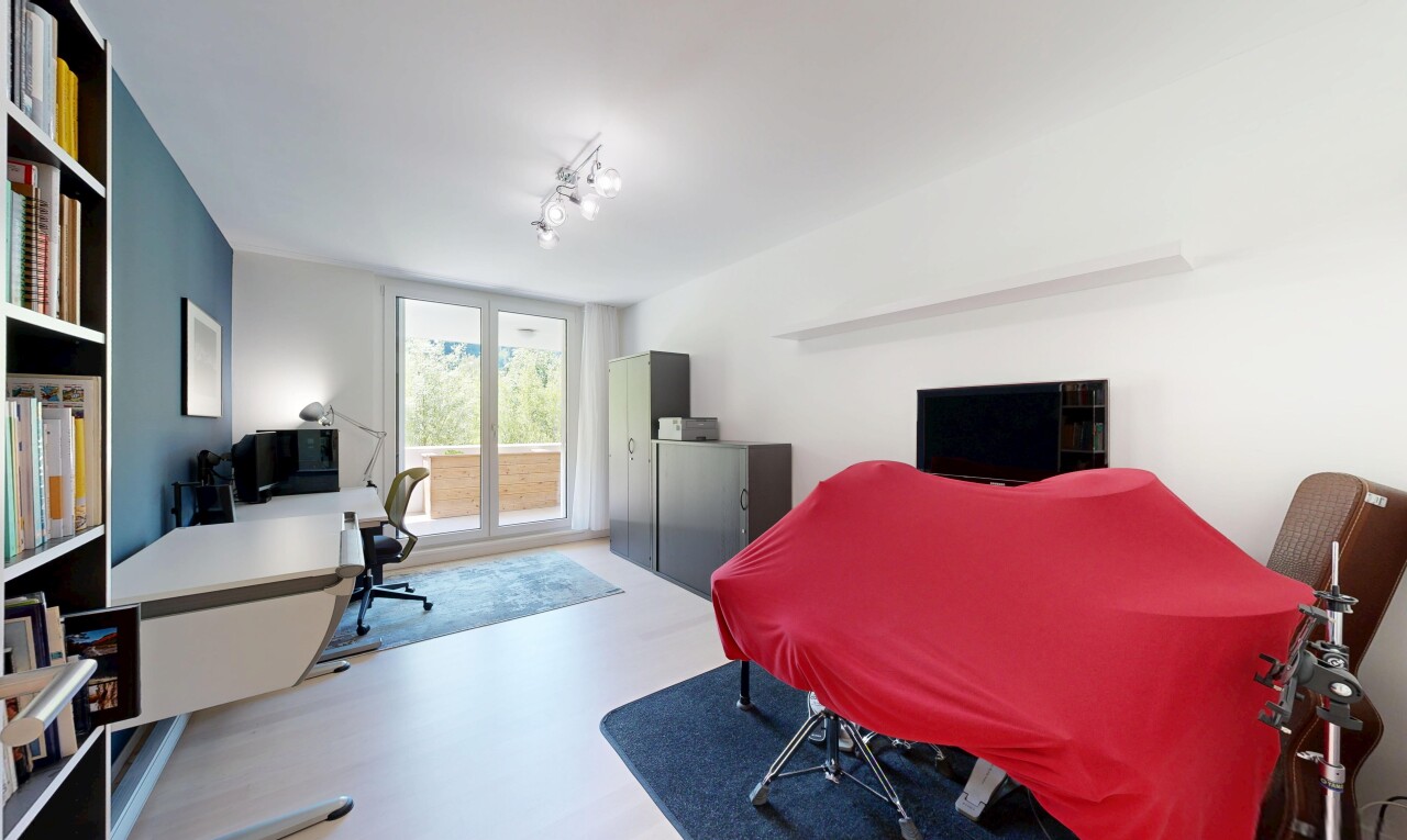 zimmer / schlafzimmer mit bürobereich, gipskartonwand, drywall, inside property, und natürliches licht