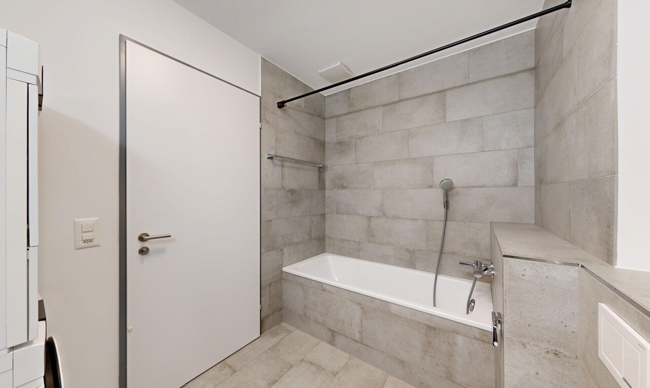 bad mit kombiniertes bad / dusche, komplettes badezimmer, inside property, light floor, und fliesenboden