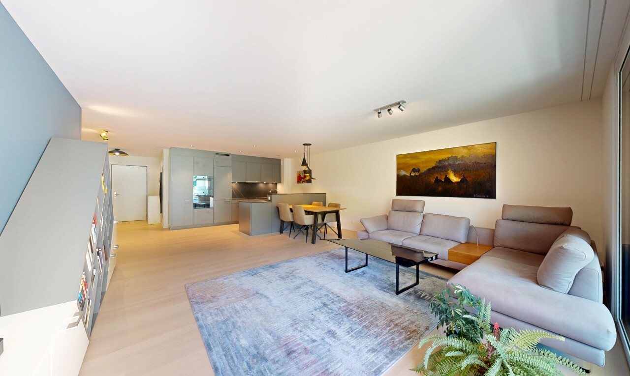 wohn- / esszimmer mit full kitchen, inside property, drywall, gipskartonwand, und wood finish floor