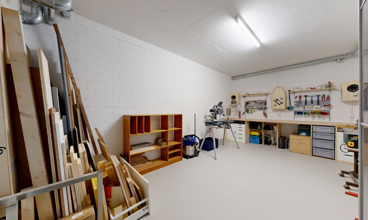 büro mit concrete block wall, betonblockwand, concrete floor, betonboden, und inside property