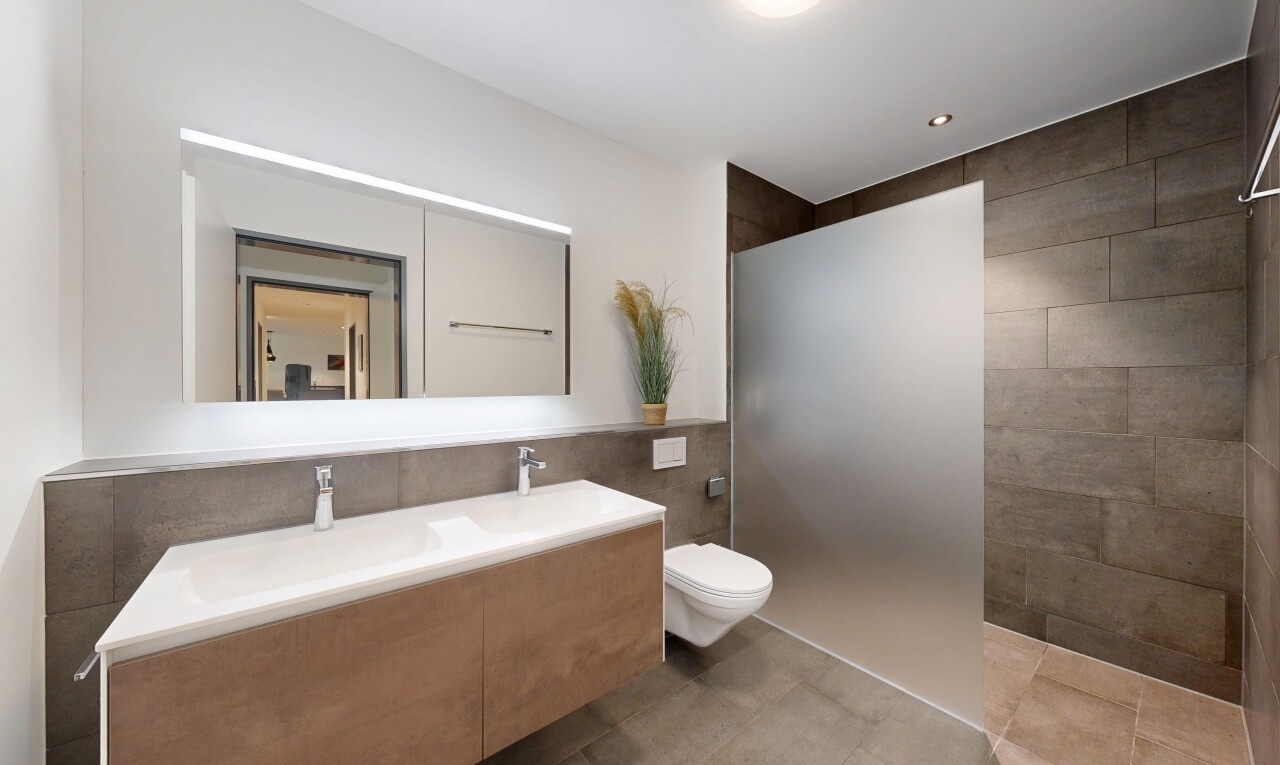 bad mit fliesenwand, tile wall, komplettes badezimmer, dusche, und inside property