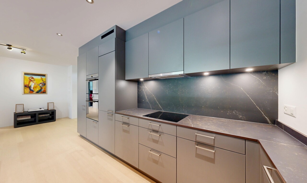 küche mit light floor, schränke mit flachen paneelen, flat panel cabinets, inside property, und küchenrückwand beim herd