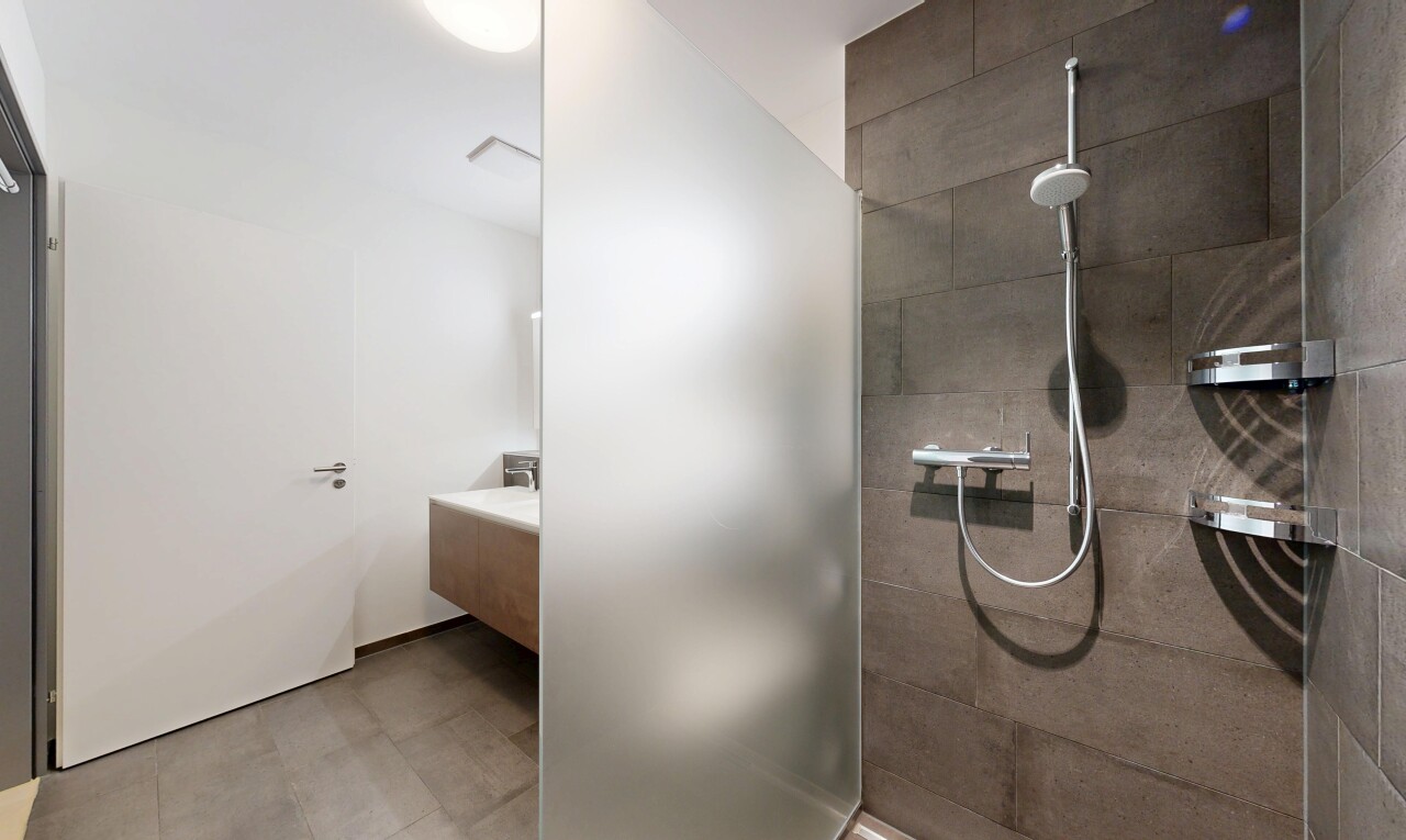 bad mit schminktisch, dusche, komplettes badezimmer, light floor, und inside property