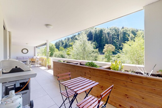 balcon avec coin repas extérieur, day time, terrasse, gril, et véranda
