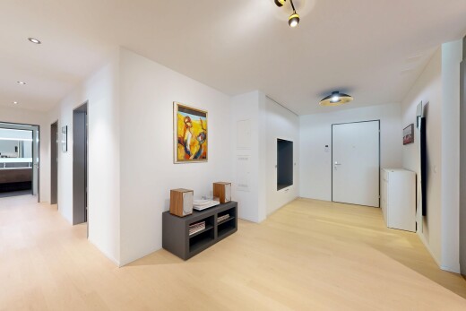 couloir avec sol en finition bois, wood finish floor, inside property, cloison sèche, et drywall