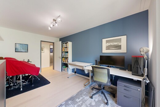 büro mit inside property, holzfußboden, wood finish floor, bürobereich, und gipskartonwand