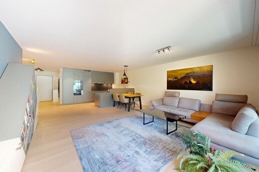 wohn- / esszimmer mit full kitchen, inside property, drywall, gipskartonwand, und wood finish floor