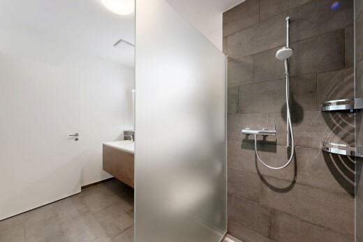 bad mit schminktisch, dusche, komplettes badezimmer, light floor, und inside property