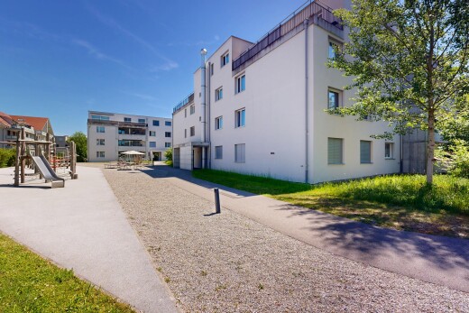 außenansicht mit day time, apartment complex view, blick auf wohnanlage, und from community