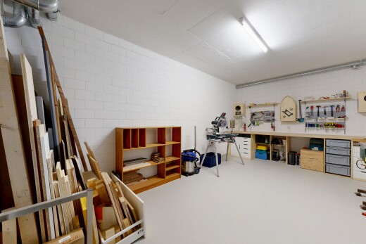 bureau avec concrete block wall, mur en blocs de béton, concrete floor, sol en béton, et inside property