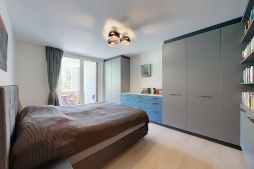 zimmer / schlafzimmer mit inside property, holzfußboden, wood finish floor, doppelschrank, und light floor