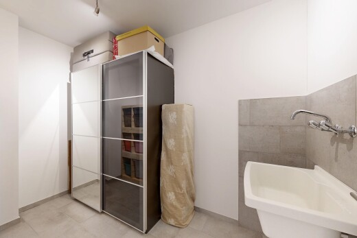 salle de bains avec évier, inside property, drywall, cloison sèche, et light floor