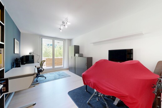 chambre avec espace bureau, cloison sèche, drywall, inside property, et lumière naturelle