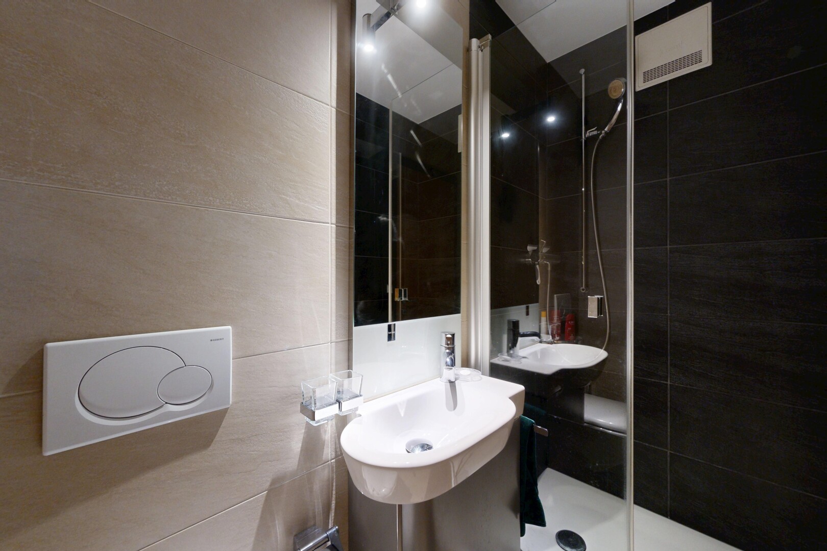 salle de bains avec miroir, salle de bain complète, douche, tile wall, et mur en carrelage
