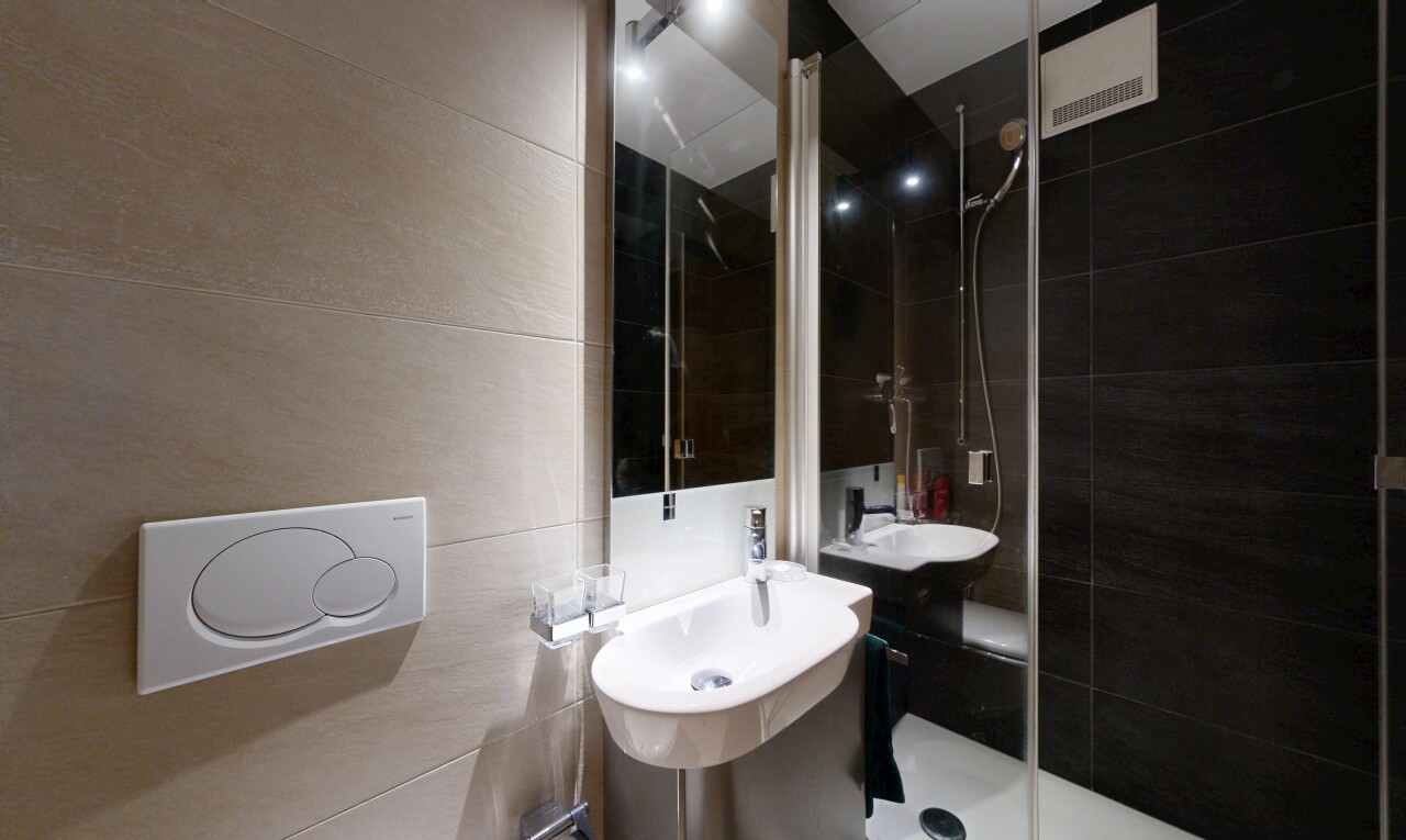 salle de bains avec miroir, salle de bain complète, douche, tile wall, et mur en carrelage