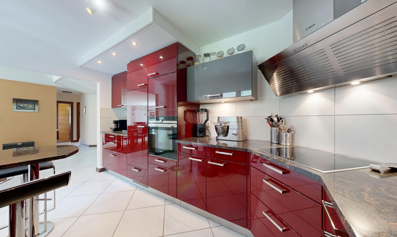 cuisine avec hotte, armoires rouges, red cabinets, armoires à panneau plat, et flat panel cabinets