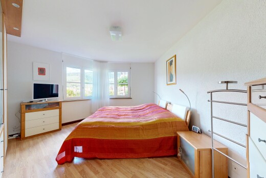 chambre avec sol en finition bois, wood finish floor, inside property, lumière naturelle, et natural light