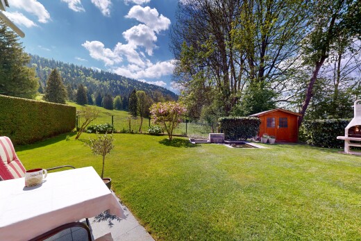 jardin avec from property, clôture, pelouse, day time, et structure extérieure