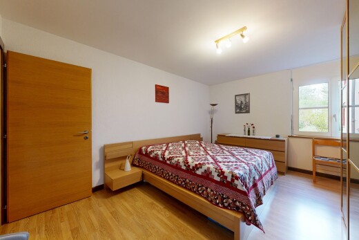 chambre avec sol en finition bois, wood finish floor, inside property, cloison sèche, et drywall