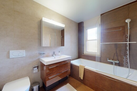 salle de bains avec tile wall, mur en carrelage, lavabo (ou coiffeuse selon le contexte), salle de bain complète, et natural light