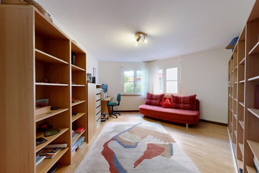 salon avec drywall, cloison sèche, wood finish floor, sol en finition bois, et inside property