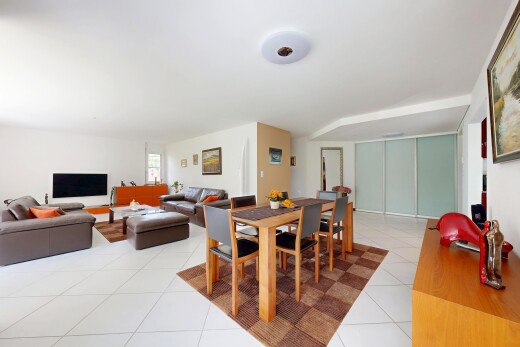 salon / salle à manger avec inside property, drywall, cloison sèche, tile floor, et sol en carrelage