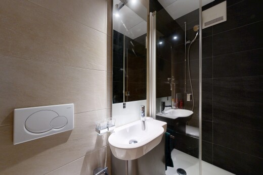 salle de bains avec miroir, salle de bain complète, douche, tile wall, et mur en carrelage