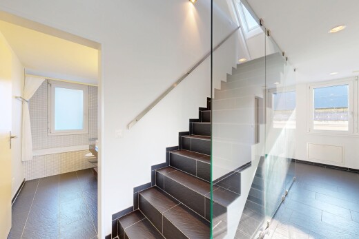 treppe mit natural light, natürliches licht, tile floor, fliesenboden, und treppen