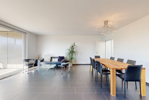 wohn- / esszimmer mit gipskartonwand, drywall, inside community, natürliches licht, und natural light