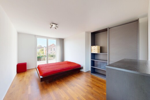 zimmer / schlafzimmer mit wood finish floor, holzfußboden, day time, natural light, und natürliches licht